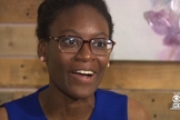 Verda Tetteh, de 17 anos, acredita que o auxílio seria melhor aproveitado por estudantes mais necessitados. (Foto: Reprodução/WBZ News).