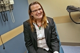 Laura Bethany Buchleiter, que se identifica como mulher, foi ordenada como “pastor transgênero” por uma congregação batista de Indiana. (Foto: Kelly Wilkinson/Indystar)