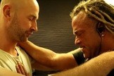 Homem se entrega a Jesus após oração de Todd White. (Foto: Reprodução / YouTube)