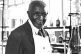 George Washington Carver no Instituto Tuskegee. (Foto: Reprodução / Britannica)