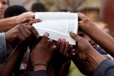 Em nosso tempo, aproximadamente 6,8 bilhões de pessoas já tiveram acesso à Bíblia, em todo o mundo. (Foto: Wycliffe Bible Translators)