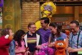 Vila Sésamo apresentou família com dois pais gays no episódio de Dia da Família. (Foto: Reprodução / Vila Sésamo)