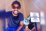 Wanderson Campos evangeliza com um megafone e uma placa “Jesus está voltando” nas ruas de Cuiabá (MT). (Foto: Arquivo pessoal).