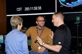 Johnny Berry (meio) conversa com a astronauta norte-americana Peggy A. Whitson (esquerda) e o coronel Jack D. Fischer. (Foto: AG News)