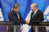 O primeiro-ministro Naftali Bennett e o presidente de Honduras, Juan Orlando Hernández, em Jerusalém. (Foto: Amos Ben Gershom/GPO)