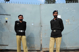 Policiais montam guarda do lado de fora de um presídio em Rawalpindi, no Paquistão. (Foto: AFP/Farooq Naeem)