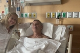 Mike e sua esposa no hospital, durante a recuperação dele após afogamento no México. (Foto: Reprodução / GOD TV)