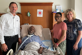 O presidente da IMB, Paul Chitwood, e sua esposa Michelle, visitam George Smith e Geraldine, no hospital. (Foto: IMB).