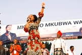 Roselyne Ayeola pregou em uma cruzada evangelística promovida pela Cristo para todas as Nações (CfaN) na África. (Foto: Reprodução/Facebook).