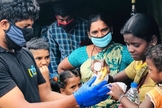 Voluntários distribuem alimentos para trabalhadores migrantes em Bengaluru. (Foto: Love Your Neighbour Network)