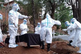 Voluntários enterram o corpo de vítima de Covid em Tonzang, Estado de Chin, em 3 de junho. (Foto: Reprodução / Tonzang Awging)