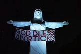 Estátua do Cristo do Ozarks, localizada perto de Eureka Springs, no Arkansas, com a faixa “Deus abençoe os abortos”. (Foto: Reprodução/YouTube KFSM-TV)