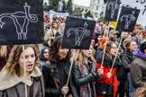 Manifestantes protestam contra lei que limitou o direito ao aborto na Polônia. (Foto: AFP/Wojtek Radwanski)