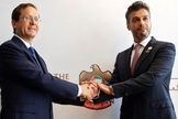 O embaixador dos Emirados Árabes Unidos em Israel, Mohamed Al Khaja, e o presidente israelense Isaac Herzog apertam as mãos durante a cerimônia de abertura da embaixada dos Emirados em Tel Aviv, Israel, em 14 de julho de 2021. (Foto: Reuters / Amir Cohen)