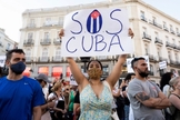 Manifestantes em frente à embaixada cubana na Espanha, apoiando o protesto dos cubanos, em 12 de julho de 2021. (Foto: Oscar Gonzalez/NurPhoto/Getty Images)