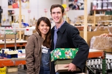 Tyrel Wolf e Joana Marchan se comprometeram a enviar caixas da Samaritan’s em todos os natais, junto com uma carta contando sua história de amor. (Foto: Samaritan’s Purse). 