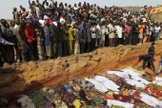 Aldeões observando corpos de vítimas de violência étnica entre fazendeiros de Berom e pastores Fulani, na vila de Dogo Nahawa, na Nigéria, em 2010. (Foto: Reuters).