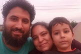Pastor Yarián Sierra, sua esposa Claudia Salazar e o filho do casal. (Foto: Reprodução/Facebook Y. Sierra)