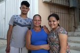 Eliete e os filhos foram batizados após serem evangelizados por jovens. (Foto: Arthur Henrique)