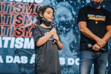 Arthur Ansuattigui, de 10 anos, conta testemunho ao lado do pastor Josué Valandro Jr. (Foto: Igreja Batista Atitude)