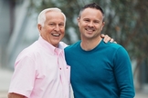 Sean McDowell com seu pai, Josh McDowell. (Foto: Reprodução).