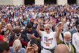 Milhares de americanos reunidos, em Washington, para um movimento de oração, em outubro de 2020. (Foto: Reprodução/Impacto Evangelístico)