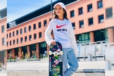 Rayssa Leal segura skate com o sticker “I Love Jesus”. (Foto: Rayssa Leal/Instagram)