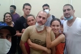 Yarián Sierra e Yéremi Blanco, com suas famílias, momentos após serem libertados. (Foto: Arquivo pessoal)