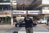 O evangelista Moisés pregando em frente a prefeitura de Guapimirim (RJ). (Foto: Reprodução/Facebook).