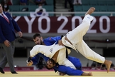 Arthur Margelidon, do Canadá, e Tohar Butbul, de Israel, competem durante a disputa de judô, nos Jogos Olímpicos de 2020, em Tóquio. (AP Photo/Vincent Thian).