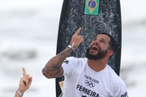 Italo Ferreira olha para o céu e agradece pelo ouro do surfe nas Olimpíadas de Tóquio. (Foto: Reuters/Lisi Niesner)