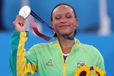 Rebeca Andrade se tornou a primeira brasileira a conquistar uma medalha olímpica na ginástica. (Foto: Reprodução/Instagram). 