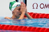 Com a touca Soli Deo Gloria, Tatjana Schoenmaker agradece a Deus ao quebrar recorde olímpico em Tóquio. (Foto: Clive Rose/Getty Images)