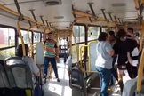 Em vídeo postado no Facebook, a passageira fica enfurecida com a pregação e avança contra o pregador. (Foto: Reprodução/Facebook).