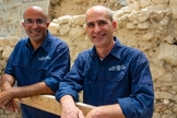 Dr. Joe Uziel e Ortal Chalaf da Autoridade de Antiguidades de Israel. (Foto: Yani Berman/Autoridade de Antiguidades de Israel)