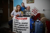 André com a família e as mensagens de agradecimento. (Foto: Mateus Bruxel/Agência RBS).