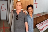  Na cena do crime, a polícia encontrou uma série de mensagens satânicas (Foto: Reprodução/TV Gazeta).