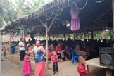 Protestantes adoram sob um abrigo coberto com folhas de palmeira no distrito de Aceh Singkil (Foto: Reprodução / Sejuk).