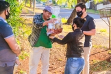 Ari recebe cesta de presentes de membros de igreja no Paraná. (Foto: Divulgação)