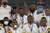 Os jogadores de Fiji comemoram no pódio com suas medalhas de ouro no rúgbi de sete masculino nos Jogos Olímpicos de 2020, em Tóquio, Japão. (Foto: AP Photo / Shuji Kajiyama)