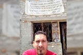 Yuri Perez, em frente a sua casa. (Foto: Reprodução/Youtube)