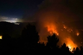 Um céu cheio de fumaça de um incêndio florestal nas montanhas de Jerusalém em 15 de agosto de 2021. (Foto: Ahmad Gharabli / AFP)
