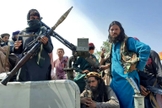 Combatentes talibãs em rua de Laghman, em 15 de agosto de 2021, no Afeganistão. (Foto: AFP).
