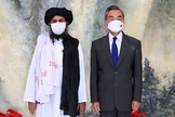 O chefe político do Talibã, mulá Baradar e o chanceler chinês, Wang Yi, em Tianjin. (Foto: Li Ran/Xinhua)