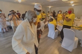 Marie Robinson teve um momento para dançar ao som da música quando ela entrou em sua festa de 100 anos. (Foto: Reprodução / Fox 5 Atlanta)
