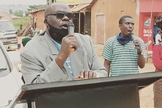 Pastor Kaloli Nsubuga prega nas ruas de Uganda. (Foto: Reprodução / UGCN)