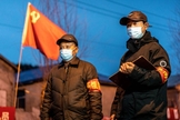 Membros da equipe vigiando em um posto de controle, na cidade fronteiriça de Suifenhe, na província de Heilongjiang, nordeste da China, em 21 de abril de 2020. (Foto: STR/AFP/Getty Images)
