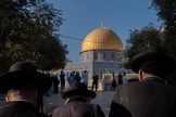 Judeus ortodoxos e outros orando no Monte do Templo em Jerusalém na segunda-feira (23). (Foto: Amit Elkayam/The New York Times).