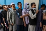 Afegãos já faziam filas no serviço de emissão de passaportes, antes da tomada de Cabul. (Foto: Getty Images)