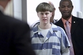 Dylann Roof na sala do tribunal em 2017, acusado de assassinato de nove membros de uma igreja negra em Charleston, em 2015. (Foto: Grace Beahm / The Post And Courier via AP)